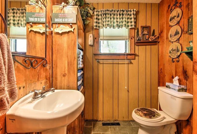 Pet Friendly Cabin W/ Fire Pit, Bbq & Great Deck!