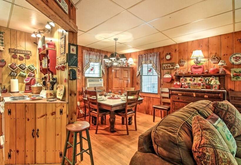 Pet Friendly Cabin W/ Fire Pit, Bbq & Great Deck!