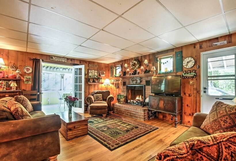 Pet Friendly Cabin W/ Fire Pit, Bbq & Great Deck!