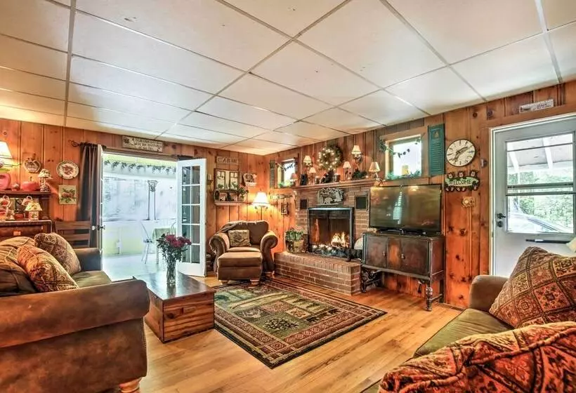 Pet Friendly Cabin W/ Fire Pit, Bbq & Great Deck!