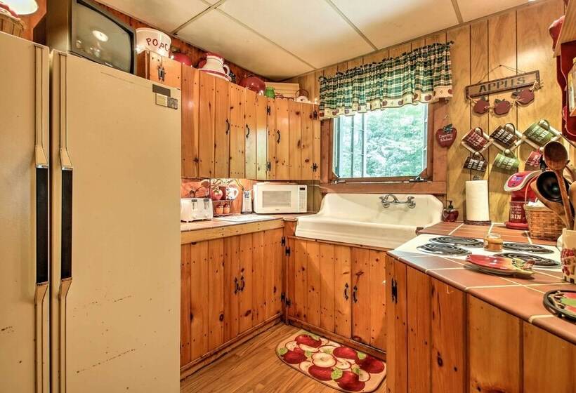 Pet Friendly Cabin W/ Fire Pit, Bbq & Great Deck!
