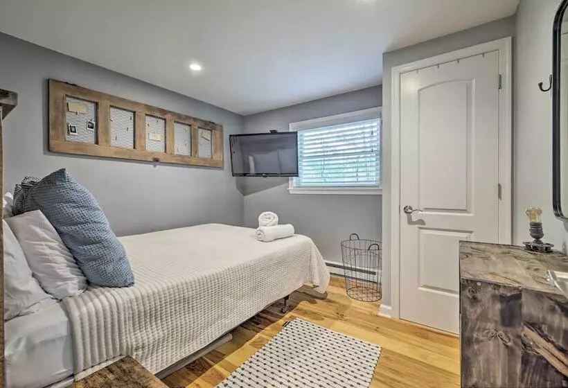 Near Lakes & Resorts: Pet Friendly Long Pond Abode