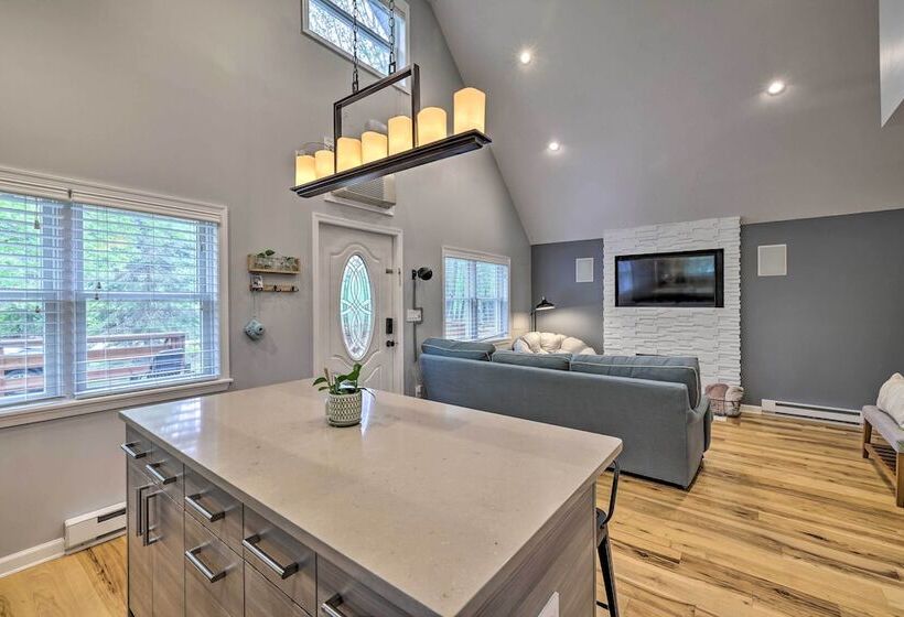 Near Lakes & Resorts: Pet Friendly Long Pond Abode