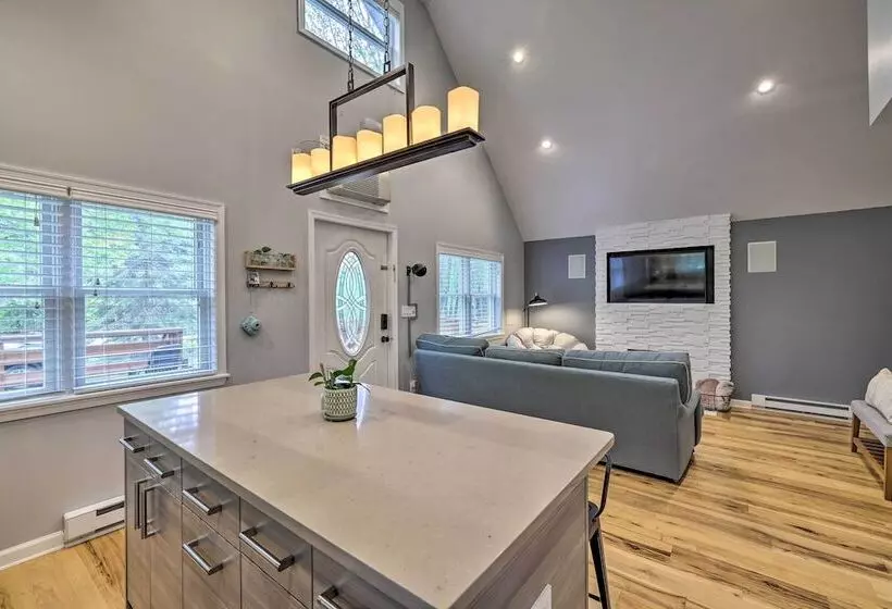 Near Lakes & Resorts: Pet Friendly Long Pond Abode