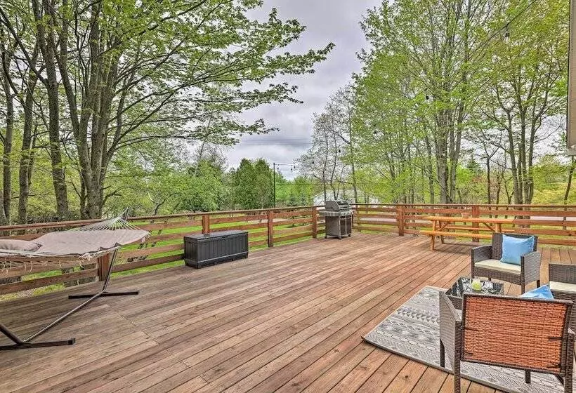 Near Lakes & Resorts: Pet Friendly Long Pond Abode