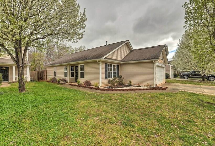 Pet Friendly Retreat W/ Yard: ~ 8 Mi To Downtown!