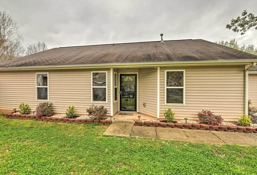 Pet Friendly Retreat W/ Yard: ~ 8 Mi To Downtown!