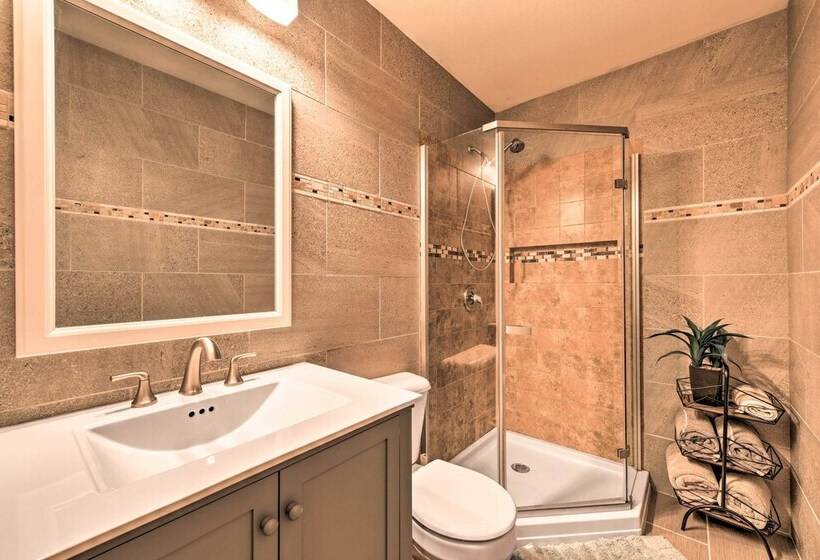 Pet Friendly Retreat W/ Yard: ~ 8 Mi To Downtown!