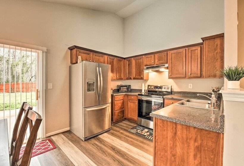 Pet Friendly Retreat W/ Yard: ~ 8 Mi To Downtown!