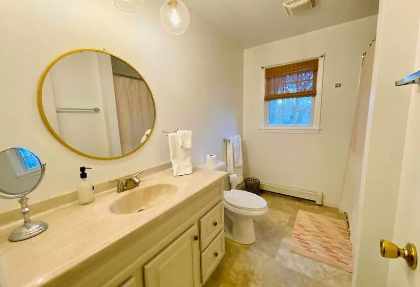 Walk To Dining: Downtown Lenox Guest House!