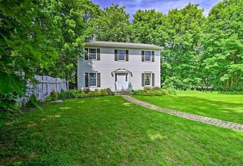 Walk To Dining: Downtown Lenox Guest House!