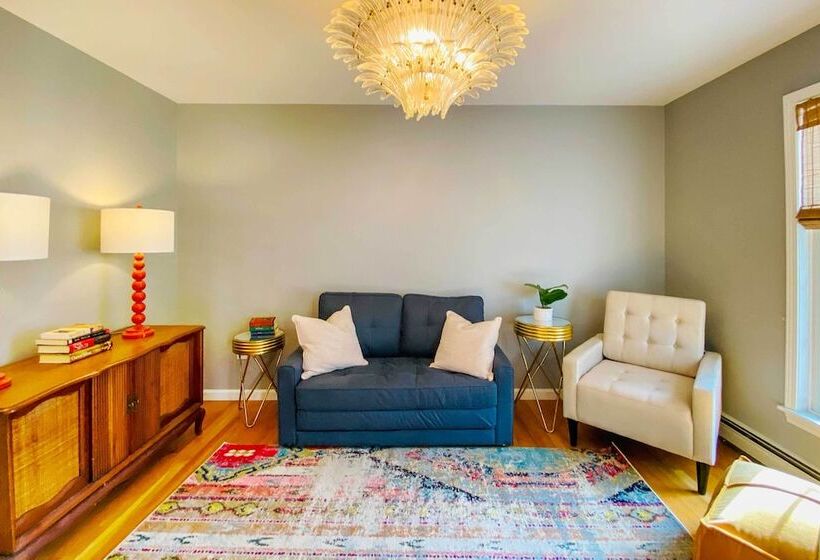 Walk To Dining: Downtown Lenox Guest House!