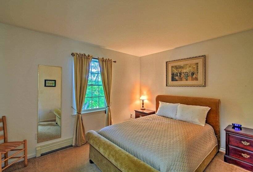Walk To Dining: Downtown Lenox Guest House!
