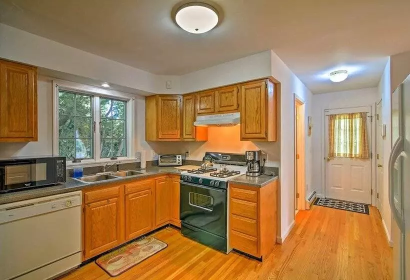 Walk To Dining: Downtown Lenox Guest House!