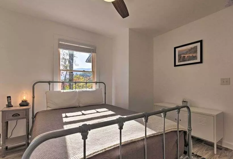 Mountain Views: Serene & Secluded Marion Escape!