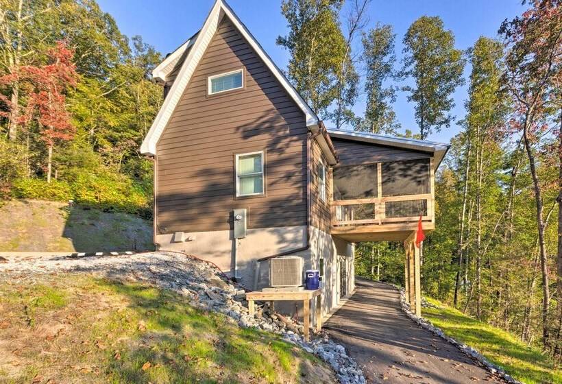 Mountain Views: Serene & Secluded Marion Escape!