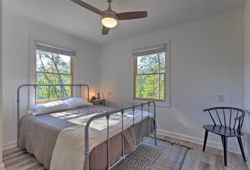 Mountain Views: Serene & Secluded Marion Escape!