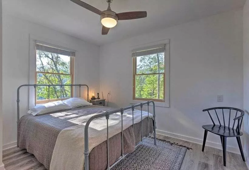 Mountain Views: Serene & Secluded Marion Escape!