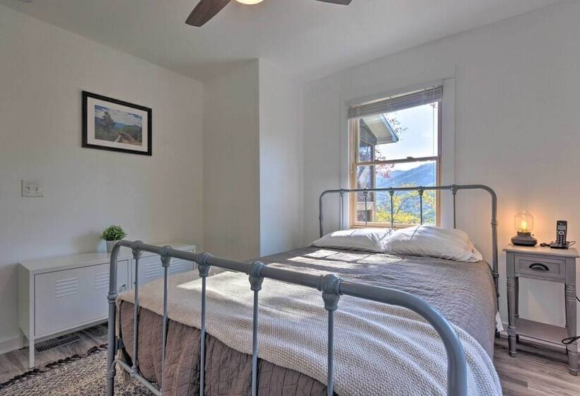 Mountain Views: Serene & Secluded Marion Escape!