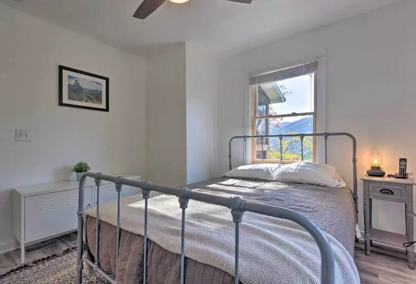 Mountain Views: Serene & Secluded Marion Escape!