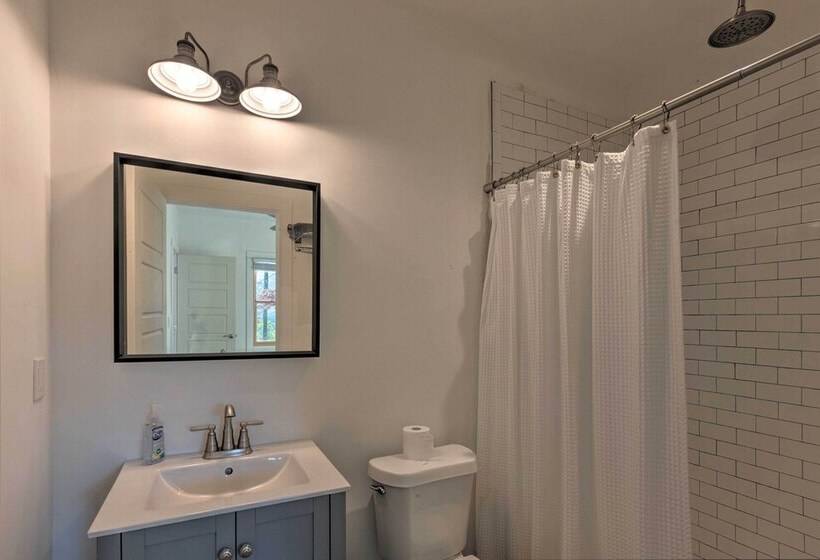 Mountain Views: Serene & Secluded Marion Escape!