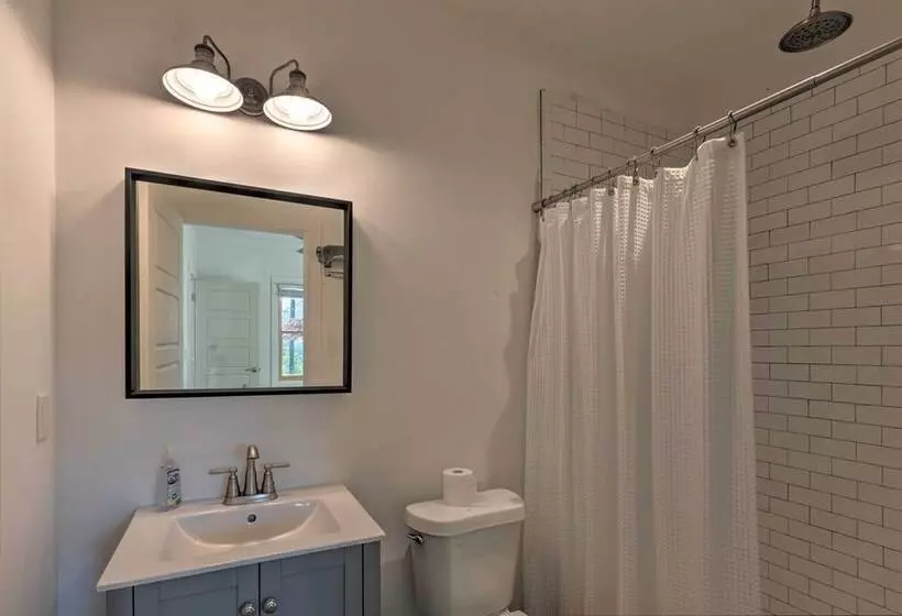 Mountain Views: Serene & Secluded Marion Escape!