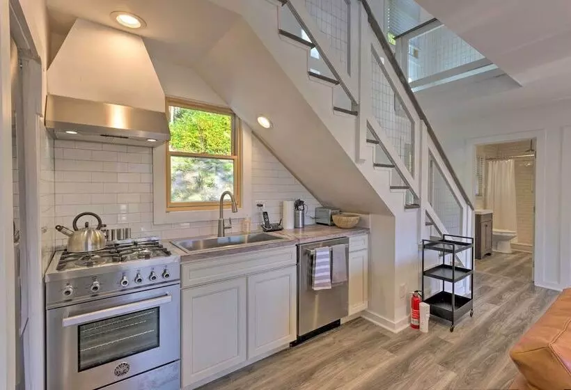 Mountain Views: Serene & Secluded Marion Escape!