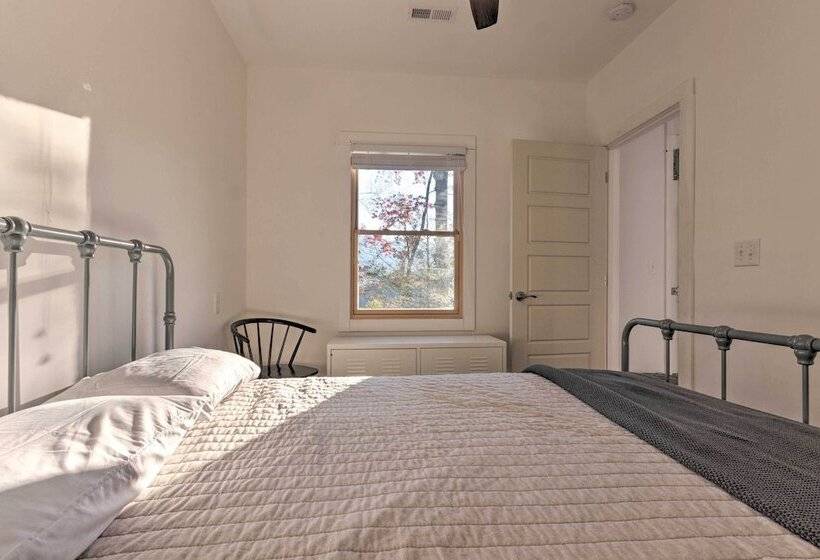 Mountain Views: Serene & Secluded Marion Escape!