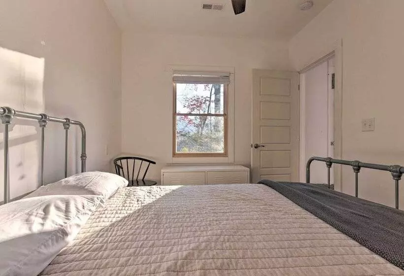 Mountain Views: Serene & Secluded Marion Escape!