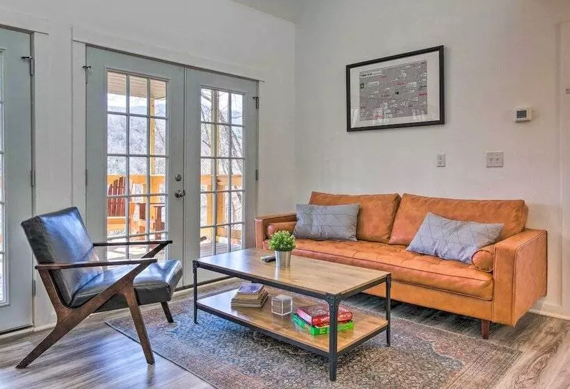 Mountain Views: Serene & Secluded Marion Escape!