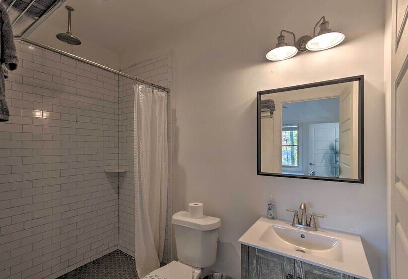 Mountain Views: Serene & Secluded Marion Escape!