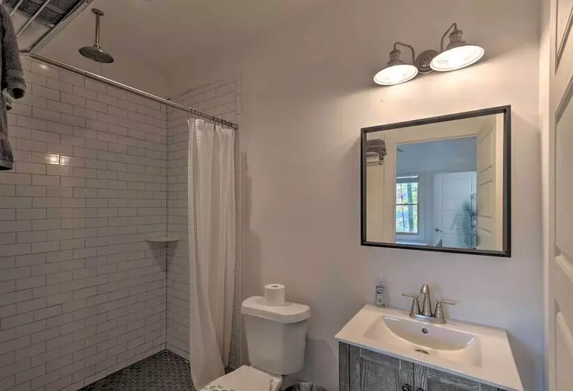 Mountain Views: Serene & Secluded Marion Escape!