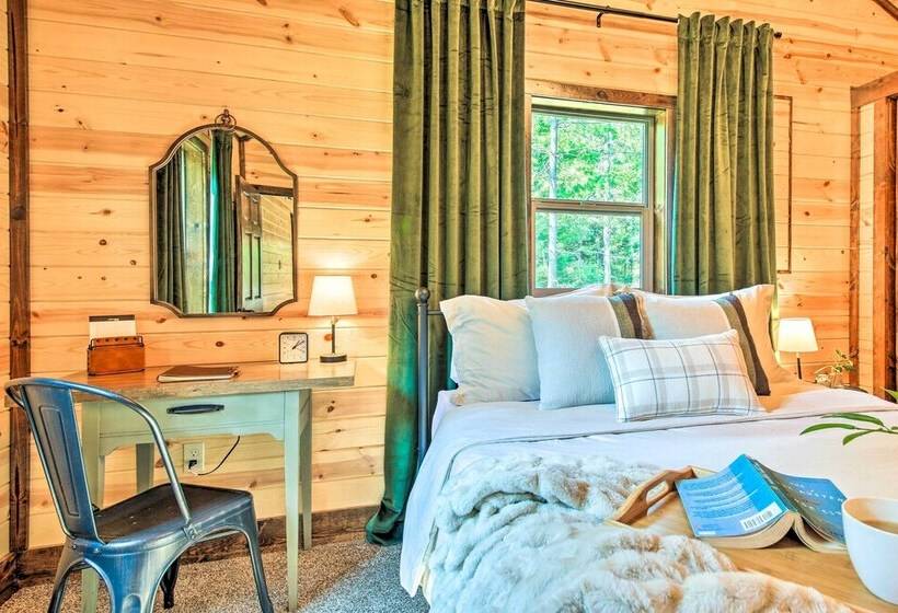 Rustic Chic Woodland Hideaway W/ Hot Tub!