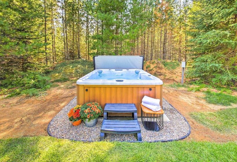 Rustic Chic Woodland Hideaway W/ Hot Tub!