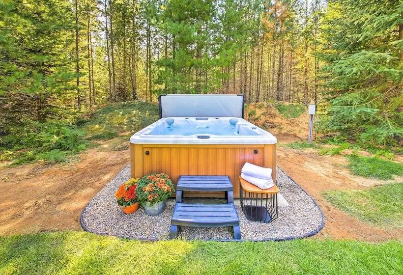 Rustic Chic Woodland Hideaway W/ Hot Tub!