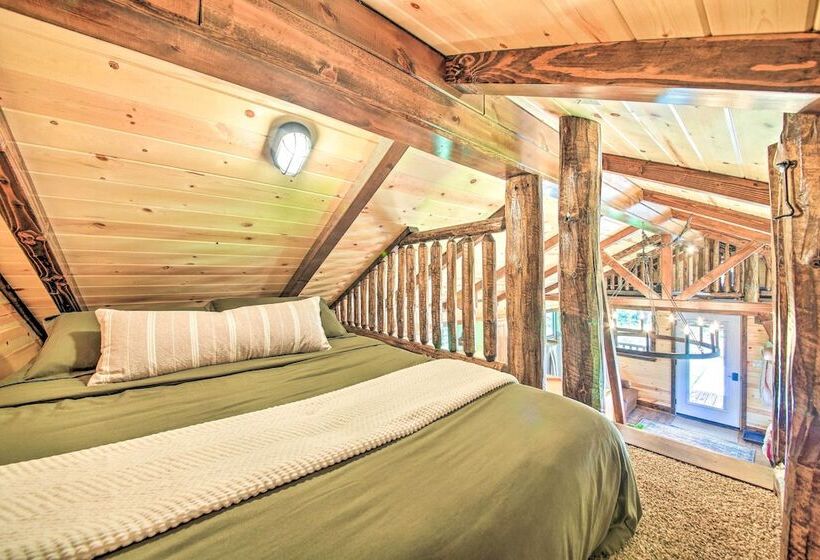 Rustic Chic Woodland Hideaway W/ Hot Tub!