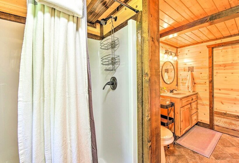 Rustic Chic Woodland Hideaway W/ Hot Tub!
