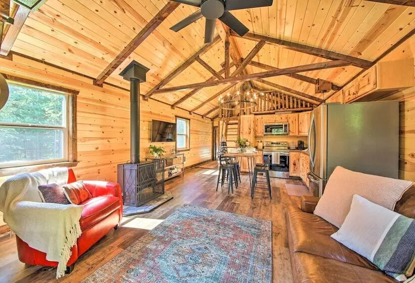 Rustic Chic Woodland Hideaway W/ Hot Tub!