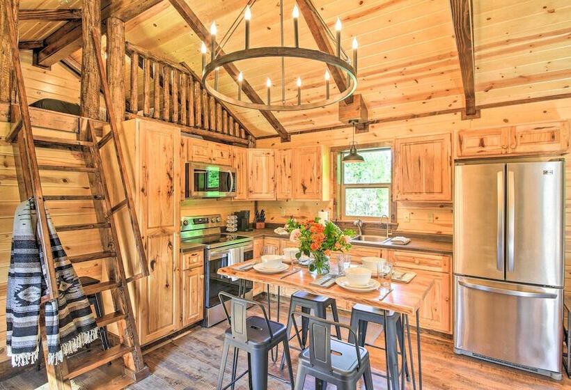 Rustic Chic Woodland Hideaway W/ Hot Tub!