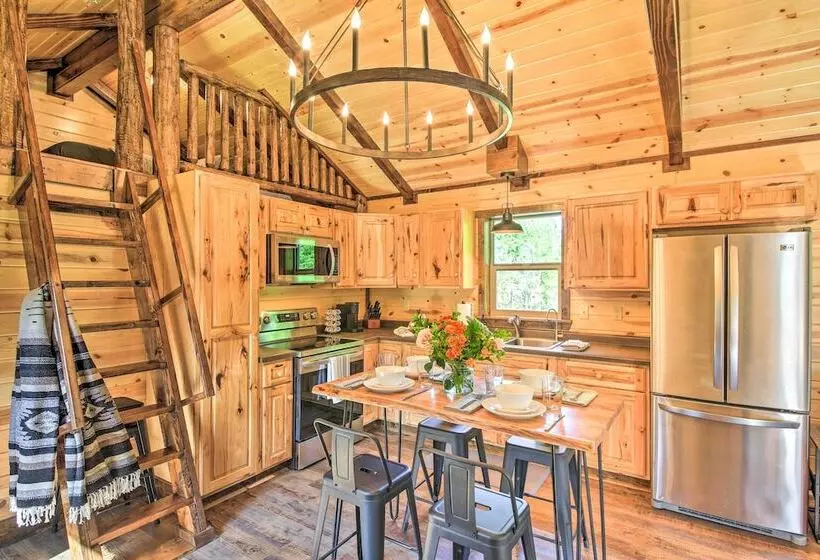 Rustic Chic Woodland Hideaway W/ Hot Tub!