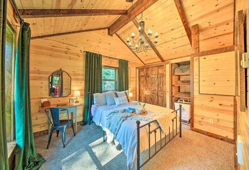 Rustic Chic Woodland Hideaway W/ Hot Tub!