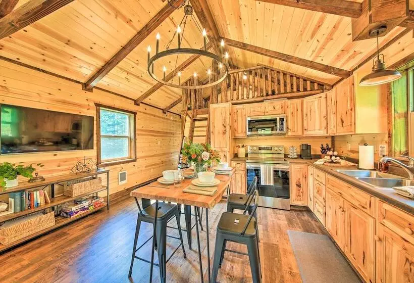 Rustic Chic Woodland Hideaway W/ Hot Tub!