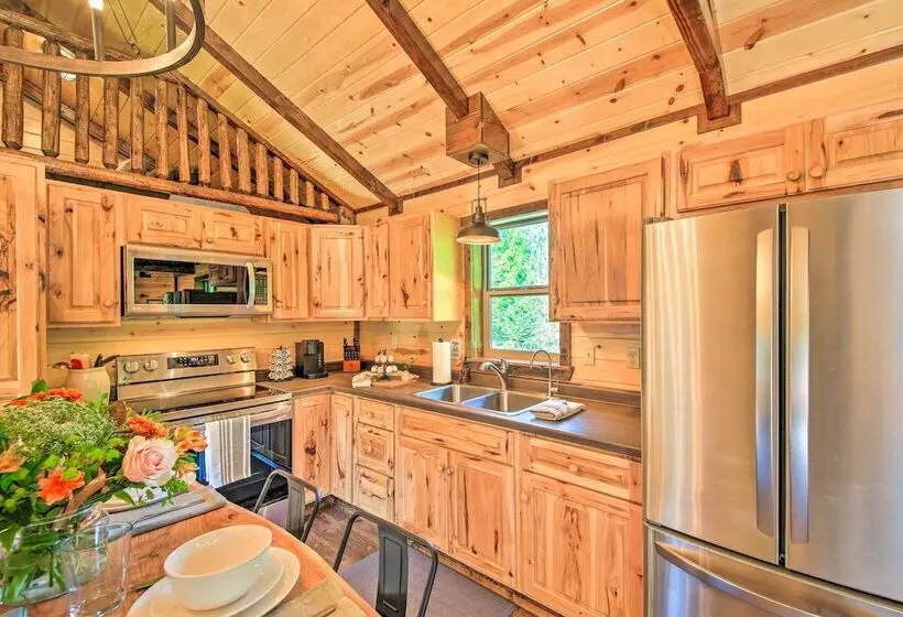 Rustic Chic Woodland Hideaway W/ Hot Tub!