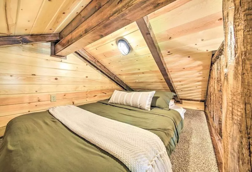 Rustic Chic Woodland Hideaway W/ Hot Tub!