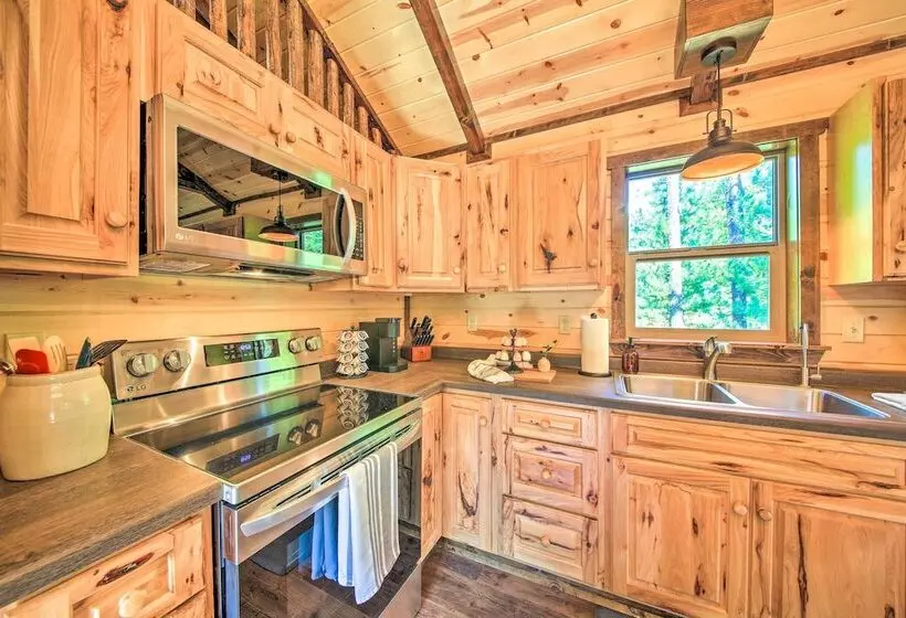 Rustic Chic Woodland Hideaway W/ Hot Tub!