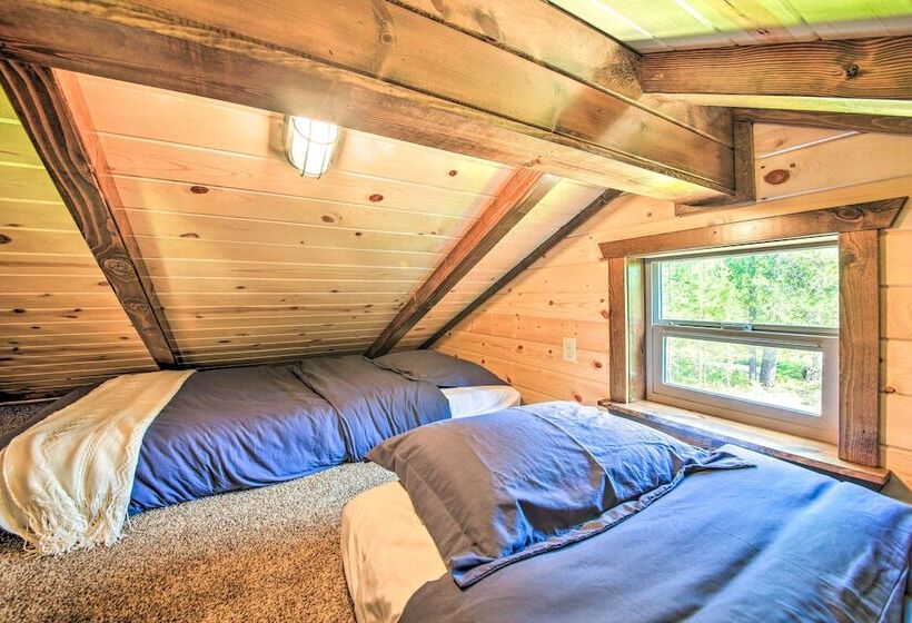 Rustic Chic Woodland Hideaway W/ Hot Tub!