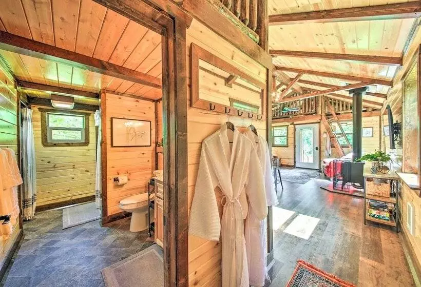 Rustic Chic Woodland Hideaway W/ Hot Tub!