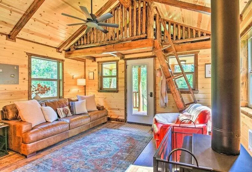 Rustic Chic Woodland Hideaway W/ Hot Tub!