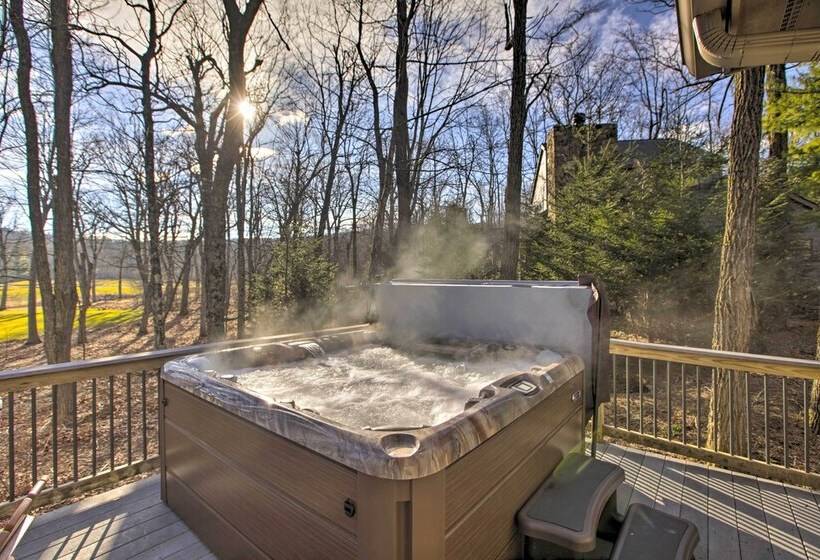 Spacious Wintergreen Resort Home W/ Hot Tub!