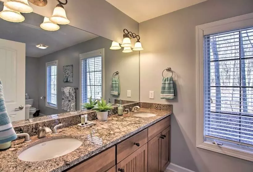 Spacious Wintergreen Resort Home W/ Hot Tub!